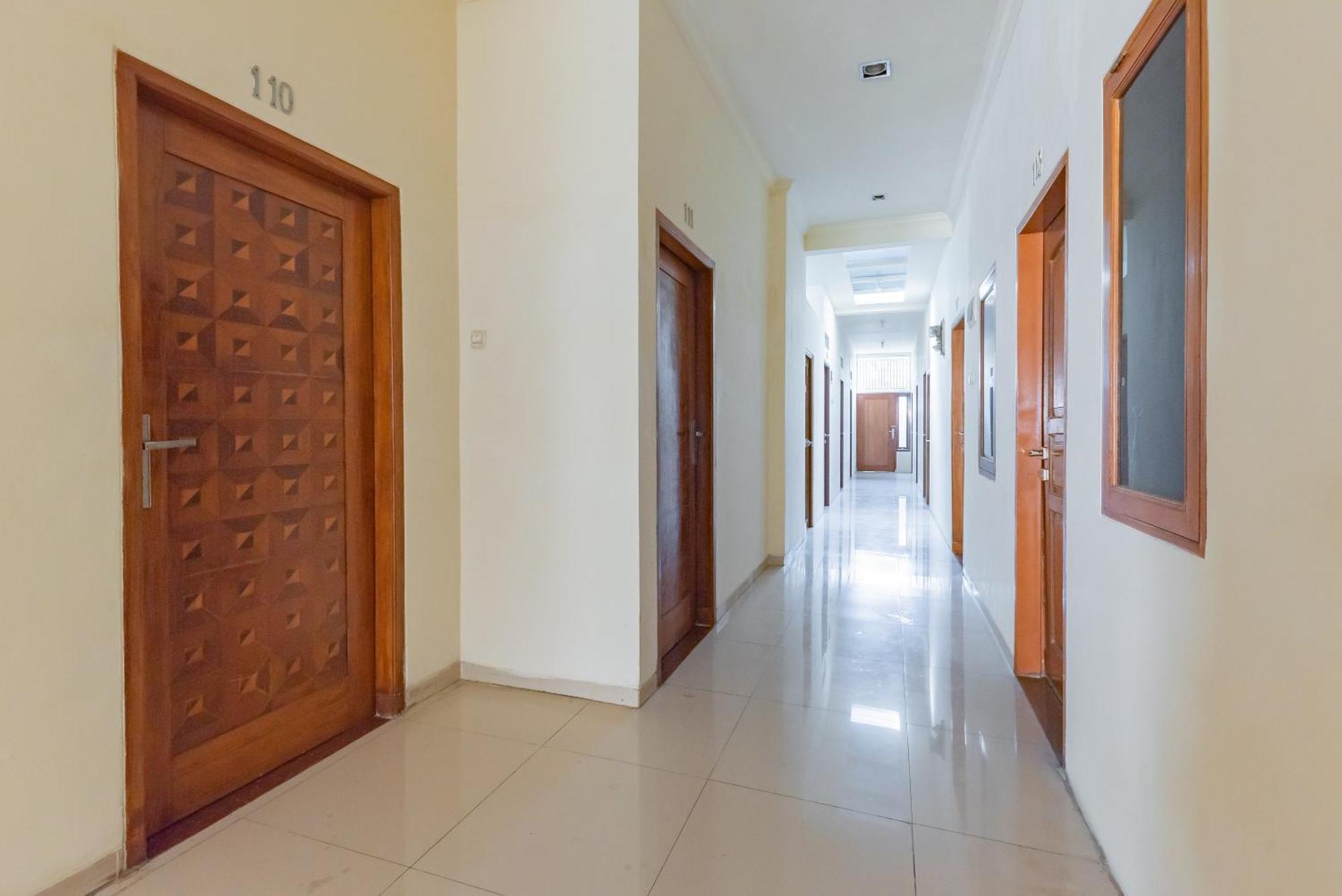 Reddoorz Near Pasar Pagi 2 By Cassana Hotell Cirebon Eksteriør bilde