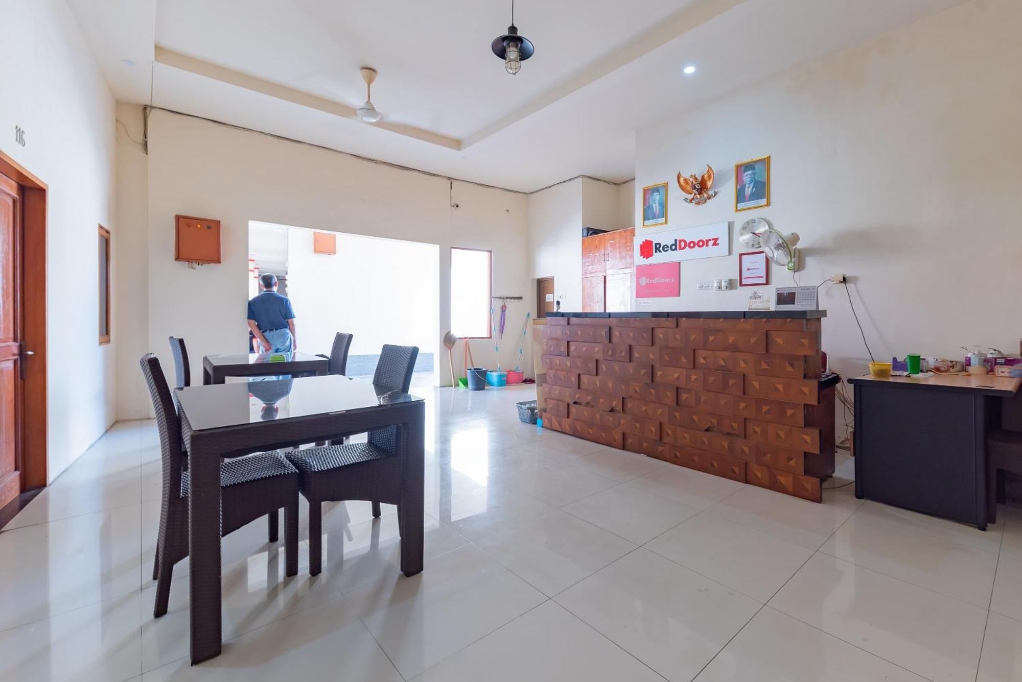 Reddoorz Near Pasar Pagi 2 By Cassana Hotell Cirebon Eksteriør bilde